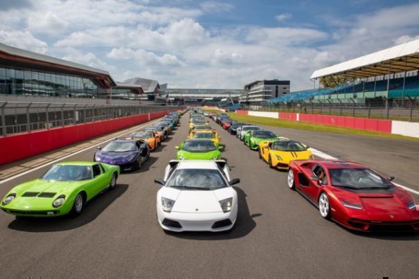 382 Lamborghini und ihre Besitzer schreiben mit einem Rekord auf dem Silverstone Circuit Lamborghini-Geschichte